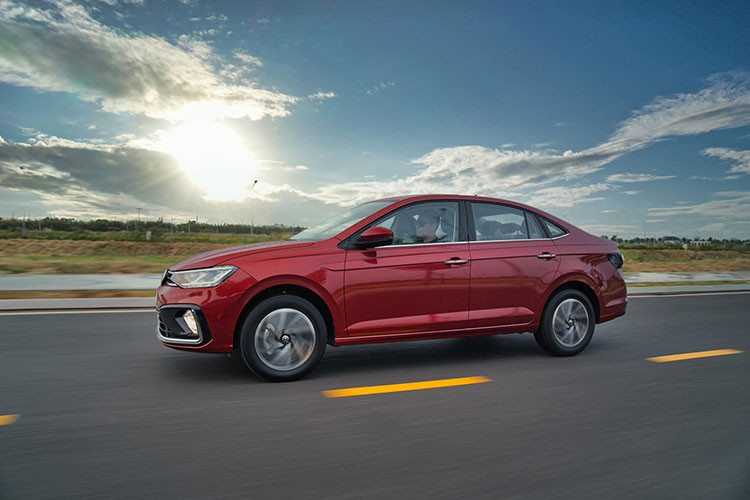 Cụ thể, các đại lý của Volkswagen hiện đang rao bán Virtus với giá chỉ 699 triệu đồng ở bản Elegance và 799 triệu đồng ở bản Luxury. Giá niêm yết của 2 phiên bản này lần lượt là 999 triệu và 1,069 tỷ đồng. Như vậy, Volkswagen Virtus giảm giá đến 300 triệu đồng ở bản Elegance và 270 triệu đồng ở bản Luxury.