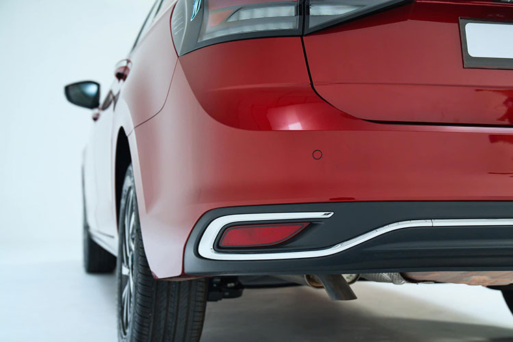 Được phát triển dựa trên cơ sở gầm bệ MQB-A0-IN giống "đàn anh" Volkswagen T-Cross, mẫu sedan cỡ B thương hiệu Đức này dài 4.561 mm, rộng 1.752 mm, cao 1.507 mm trong khi chiều dài cơ sở đạt 2.651 mm. 