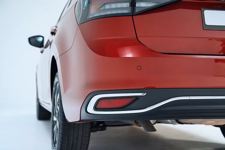 Được phát triển dựa trên cơ sở gầm bệ MQB-A0-IN giống "đàn anh" Volkswagen T-Cross, mẫu sedan cỡ B thương hiệu Đức này dài 4.561 mm, rộng 1.752 mm, cao 1.507 mm trong khi chiều dài cơ sở đạt 2.651 mm. 