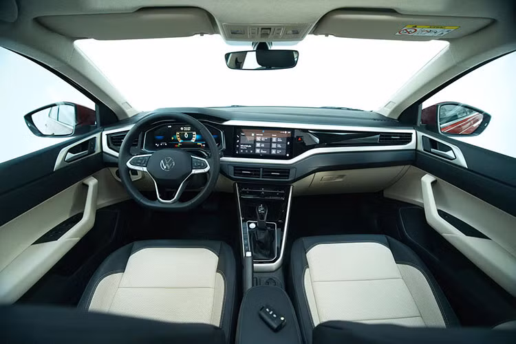 Nội thất của Volkswagen Virtus cũng tạo cảm giác hiện đại hơn các đối thủ cùng phân khúc nhờ ghế bọc da với lỗ thông hơi, ghế lái chỉnh điện 6 hướng, ghế sau điều chỉnh độ nghiêng, gập 60:40 và khoang hành lý rộng rãi, có thể tích 521 lít.