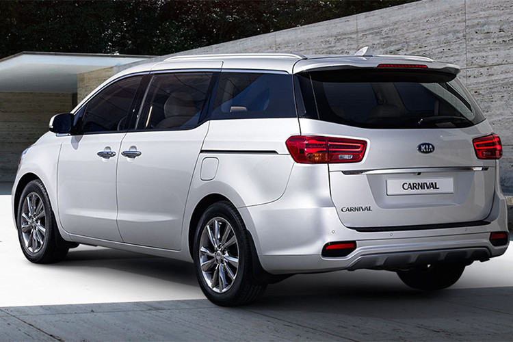 Để giữ vững vị thế của mình, phiên bản nâng cấp của Carnival vừa được Kia chính thức giới thiệu tại Hàn Quốc. Ở phiên bản nâng cấp lần này, Kia Carnival cung cấp cho người dùng 3 sự lựa chọn ở sức chứa tối đa của xe gồm 7, 9 hoặc 11 chỗ. Các cải tiến của xe cũng tùy thuộc vào điều này mà có sự khác biệt giữa các biến thể.