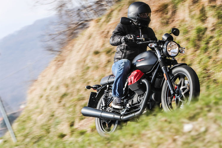 Hiện, ngoài phiên bản Carbon vừa ra mắt, Moto Guzzi V7 2018 còn có các phiên bản khác bao gồm V7 III Stone, V7 III Special, V7 III Racer và V7 III Anniversario. Theo đại diện của Moto Guzzi tại Malaysia, phiên bản đặc biệt Moto Guzzi V7 III Carbon 2018 sẽ được bán ra với giá 74.900 Ringgit (tương đương 425 triệu đồng).