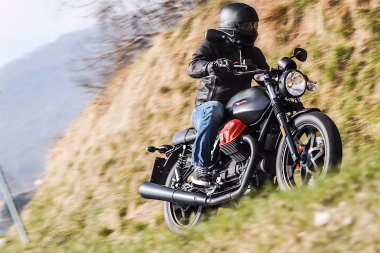 Hiện, ngoài phiên bản Carbon vừa ra mắt, Moto Guzzi V7 2018 còn có các phiên bản khác bao gồm V7 III Stone, V7 III Special, V7 III Racer và V7 III Anniversario. Theo đại diện của Moto Guzzi tại Malaysia, phiên bản đặc biệt Moto Guzzi V7 III Carbon 2018 sẽ được bán ra với giá 74.900 Ringgit (tương đương 425 triệu đồng).