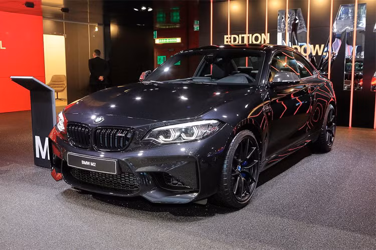 Sức mạnh được truyền xuống cầu sau (RWD) thông qua hộp số ly hợp kép 7 cấp. Xe có thời gian tăng tốc từ 0 – 100km/h chỉ trong 4,3 giây. Sau khi trình làng tại triển lãm Geneva Motor Show 2018, phiên bản M2 Black Shadow sẽ được bán tại châu Âu từ tháng 4 năm nay.