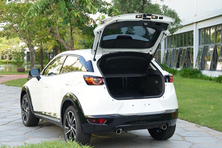 Mặt bên xe được ốp nhựa bóng viền theo hông và bánh xe giúp gia tăng tính thể thao. Phía sau xe được thiết kế hiện đại với cụm đèn LED sắc sảo kết hợp với các chi tiết dập nổi và ống xả đối xứng 2 bên. Bên cạnh đó, cánh lướt gió kết hợp cùng đèn phanh LED trên cao và angten vây cá.