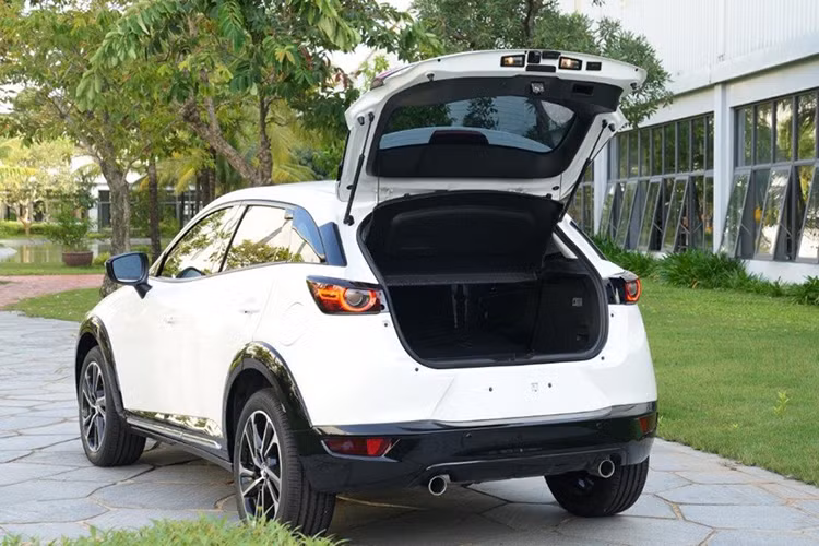 Mặt bên xe được ốp nhựa bóng viền theo hông và bánh xe giúp gia tăng tính thể thao. Phía sau xe được thiết kế hiện đại với cụm đèn LED sắc sảo kết hợp với các chi tiết dập nổi và ống xả đối xứng 2 bên. Bên cạnh đó, cánh lướt gió kết hợp cùng đèn phanh LED trên cao và angten vây cá.