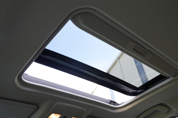 Xe còn trang bị những tiện nghi như màn hình hiển thị tốc độ trên kính HUD; cửa gió điều hòa viền đỏ, hệ thống Mazda Connect với màn hình cảm ứng 7 inch, kết nối Apple Carplay và Android Auto; Lẫy chuyển số sau vô lăng; chế độ lái Sport; phanh tay điện tử và Auto hold; gương chiếu hậu chống chói tự động; hệ thống điều hòa tự động với cửa gió thiết kế dạng tua-bin giúp làm mát nhanh và ổn định.