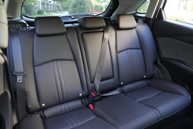 Mazda CX-3 2024 được trang bị thêm cửa sổ trời cho một số phiên bản. Thể tích khoang hành lý trên Mazda CX-3 khi sử dụng cả 2 hàng ghế là 350 lít, đặc biệt khi hàng ghế thứ 2 gập linh hoạt có thể lên đến 1260 lít, tăng không gian chứa hành lý cho cả gia đình trong những chuyến du lịch dài ngày.