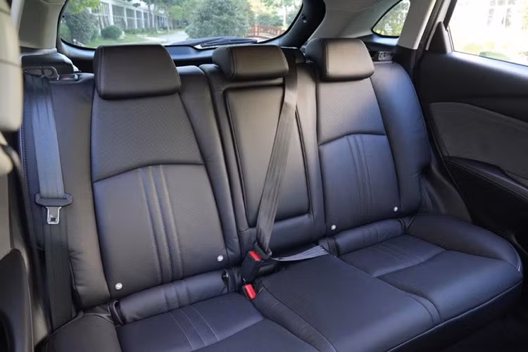 Mazda CX-3 2024 được trang bị thêm cửa sổ trời cho một số phiên bản. Thể tích khoang hành lý trên Mazda CX-3 khi sử dụng cả 2 hàng ghế là 350 lít, đặc biệt khi hàng ghế thứ 2 gập linh hoạt có thể lên đến 1260 lít, tăng không gian chứa hành lý cho cả gia đình trong những chuyến du lịch dài ngày.