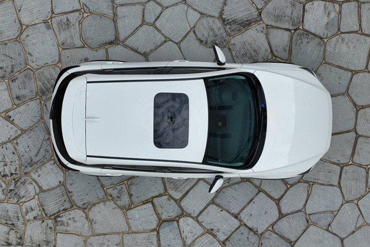 Về ngoại hình, phía đầu xe Mazda CX-3 2024 mới sở hữu lưới tản nhiệt được mở rộng theo chiều ngang với thiết kế đường viền chrome biểu tượng “Signature Wing” liền mạch với cụm đèn pha dạng LED sắc sảo tạo nên sự tương phản làm nổi bật nhận diện logo thương hiệu.