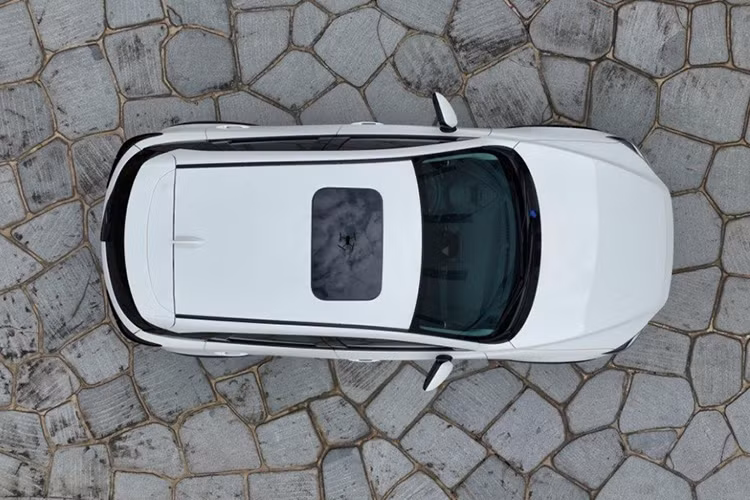 Về ngoại hình, phía đầu xe Mazda CX-3 2024 mới sở hữu lưới tản nhiệt được mở rộng theo chiều ngang với thiết kế đường viền chrome biểu tượng “Signature Wing” liền mạch với cụm đèn pha dạng LED sắc sảo tạo nên sự tương phản làm nổi bật nhận diện logo thương hiệu.