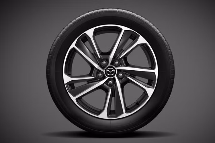 Khách hàng có thể chọn 1 trong 7 màu ngoại thất Đỏ - Soul Red Crystal; Trắng - Snowflake White Pearl; Xám - Machine Grey; Đen- Jet Black Mica; Xanh - Polymetal Grey; Vàng ánh kim - Platinum Quartz và màu mới Xám - Aero Grey.