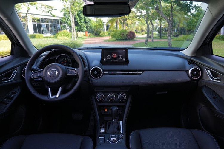 Nội thất của xe kết hợp hài hòa giữa các chất liệu nỉ và da cao cấp tùy theo phiên bản. Hàng ghế trước với ghế lái chỉnh điện 10 hướng tích hợp nhớ 2 vị trí được thiết kế với cấu trúc đệm ghế ôm sát. Hàng ghế sau với 3 gối tựa đầu được thiết kế dày, chất liệu êm ái; bệ tỳ tay cũng được tích hợp khay để ly mang lại sự tiện nghi và giúp cho hành khách thoải mái hơn khi di chuyển.