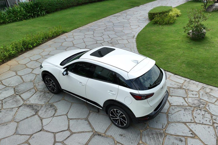 Mẫu xe còn được trang bị đèn sương mù LED. Thân xe nổi bật với bộ mâm hợp kim 18inch được thiết kế kiểu mới, tương phản bởi 2 gam màu đen - trắng được trang bị cho tất cả các phiên bản. Tay nắm cửa trên CX-3 2024 được thiết kế cùng màu thân xe tích hợp nút mở/khóa cửa thông minh. Gương chiếu hậu gập điện, chỉnh điện và tích hợp báo rẽ.