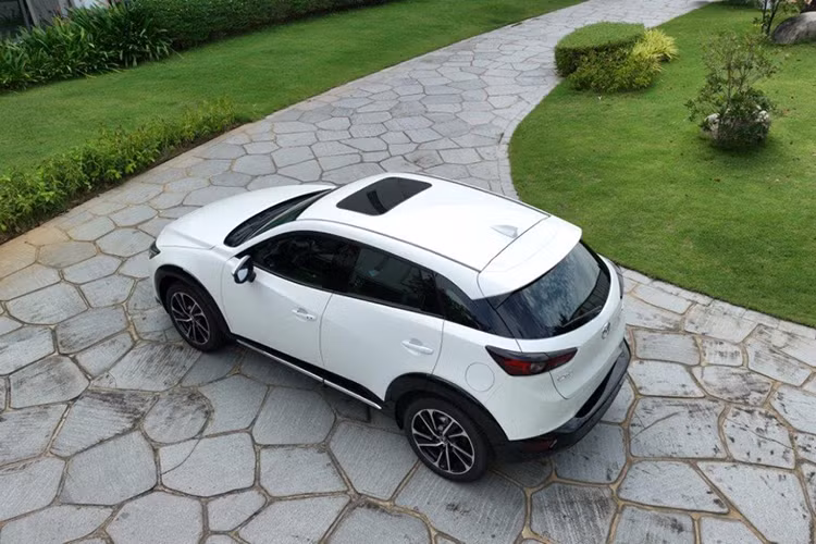 Mẫu xe còn được trang bị đèn sương mù LED. Thân xe nổi bật với bộ mâm hợp kim 18inch được thiết kế kiểu mới, tương phản bởi 2 gam màu đen - trắng được trang bị cho tất cả các phiên bản. Tay nắm cửa trên CX-3 2024 được thiết kế cùng màu thân xe tích hợp nút mở/khóa cửa thông minh. Gương chiếu hậu gập điện, chỉnh điện và tích hợp báo rẽ.