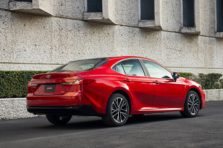 Xe được trang bị gói công nghệ an toàn chủ động Toyota Safety Sense 3.0 với hệ thống cảnh báo điểm mù, cảnh báo phương tiện cắt ngang khi lùi, phanh khẩn cấp tự động khi lùi, kiểm soát đèn pha tự động, cảnh báo tiền va chạm, cảnh báo lệch làn đường tích hợp hỗ trợ đánh lái, hỗ trợ bám làn đường và hệ thống kiểm soát hành trình thích ứng, tự động giảm tốc khi ôm cua...