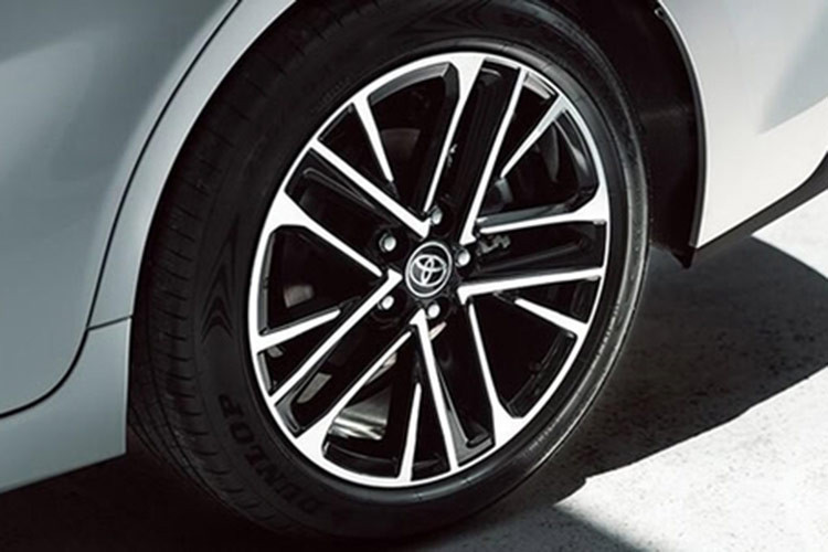 Tiếp theo là đèn sương mù nhỏ nằm hai bên hốc gió trên cản trước và khe gió nằm dọc. Bên sườn, Toyota Camry 2025 được trang bị những đường dập gân nổi bật và bộ vành hợp kim 19 inch với thiết kế đa chấu, phay xước 2 màu mới. Phía sau xe là cụm đèn hậu hình chữ "C" mới, tạo sự đồng nhất với đèn LED định vị ban ngày.