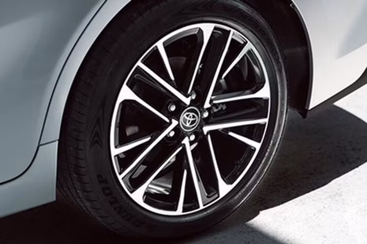 Tiếp theo là đèn sương mù nhỏ nằm hai bên hốc gió trên cản trước và khe gió nằm dọc. Bên sườn, Toyota Camry 2025 được trang bị những đường dập gân nổi bật và bộ vành hợp kim 19 inch với thiết kế đa chấu, phay xước 2 màu mới. Phía sau xe là cụm đèn hậu hình chữ "C" mới, tạo sự đồng nhất với đèn LED định vị ban ngày.