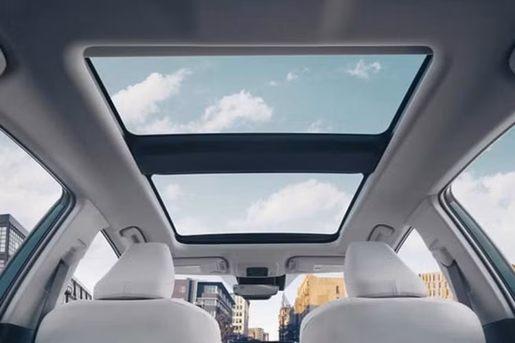 Hệ thống điều hòa tự động 3 vùng độc lập, hệ thống âm thanh JBL, kết nối Apple CarPlay/Android Auto không dây, điều khiển bằng giọng nói với câu lệnh "Hey Toyota", cửa sổ trời toàn cảnh Panorama... Theo tin đồn, Toyota Camry 2025 tại thị trường Thái Lan sẽ chỉ dùng động cơ hybrid.