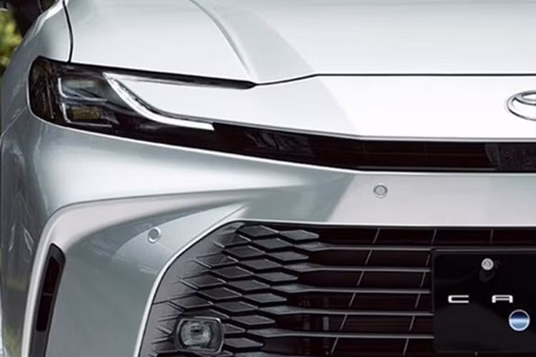 Hiện Toyota Camry 2025 đã chính thức ra mắt một số thị trường trên thế giới như Mỹ, Trung Quốc và Đài Loan. Xe dành cho 3 thị trường này có thiết kế không hoàn toàn giống nhau. Toyota Camry 2025 dành cho khu vực Đông Nam Á nhiều khả năng sẽ có thiết kế giống xe bán ở thị trường Đài Loan.