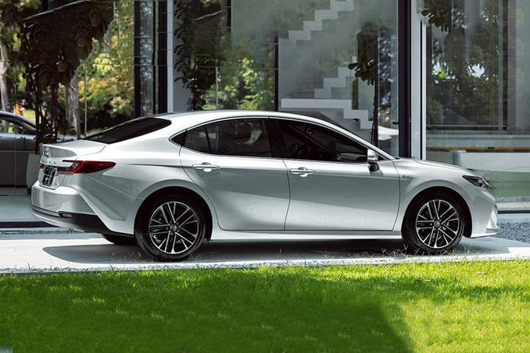 Đồng thời, nhân viên tư vấn bán hàng tại đại lý cũng cho biết họ chưa nhận được bất kỳ thông tin nào liên quan đến mẫu xe sedan Toyota Camry 2025. Theo một số thông tin, Camry thế hệ mới sẽ chính thức trình làng ở thị trường Thái Lan vào đầu tháng 10 năm nay. Do đó, không ít khách hàng cũng đang nóng lòng chờ mẫu xe này về Việt Nam.