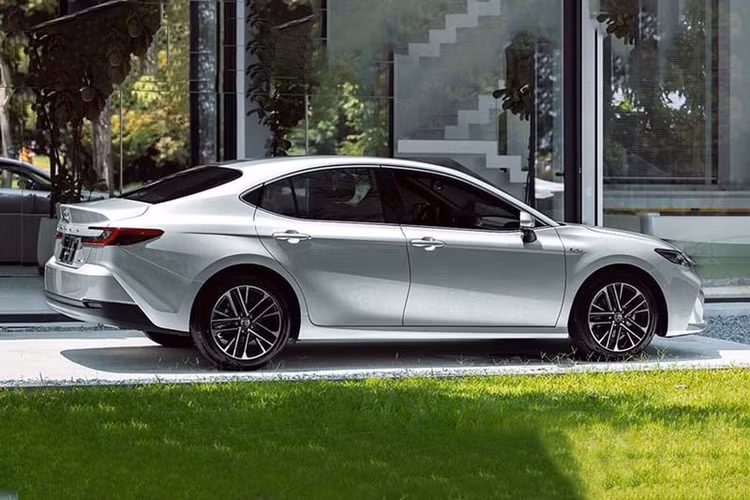 Đồng thời, nhân viên tư vấn bán hàng tại đại lý cũng cho biết họ chưa nhận được bất kỳ thông tin nào liên quan đến mẫu xe sedan Toyota Camry 2025. Theo một số thông tin, Camry thế hệ mới sẽ chính thức trình làng ở thị trường Thái Lan vào đầu tháng 10 năm nay. Do đó, không ít khách hàng cũng đang nóng lòng chờ mẫu xe này về Việt Nam.