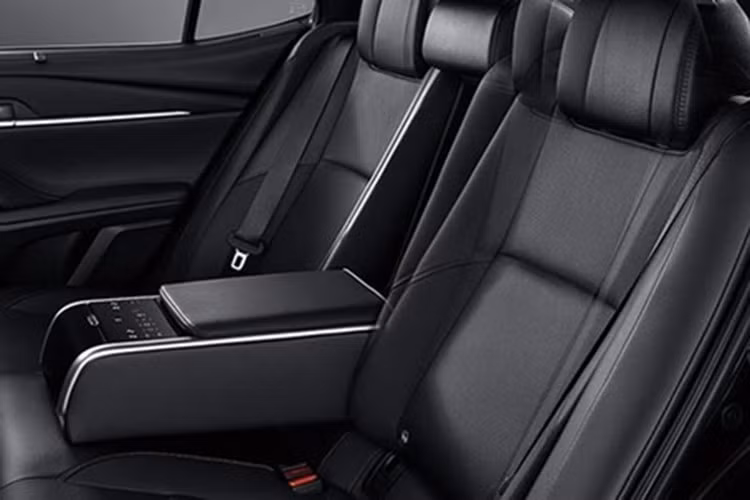 Tuy nhiên, hiện chưa rõ xe ở Thái Lan dùng loại động cơ hybrid nào. Ở thị trường quốc tế, mẫu xe này có 3 tùy chọn động cơ hybrid. Đầu tiên là hệ truyền động hybrid với máy xăng 4 xi-lanh, dung tích 2.0L, cho công suất tối đa 152 mã lực và mô-men xoắn cực đại 188 Nm.