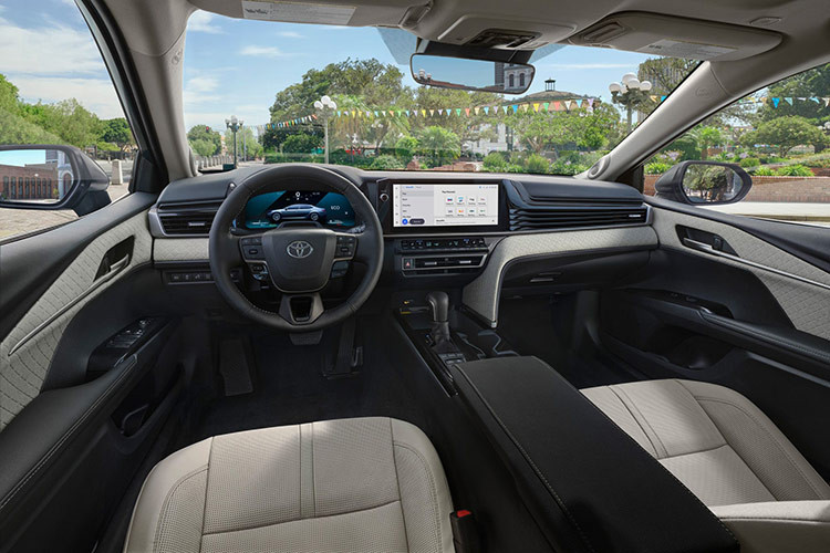 Cửa cốp tích hợp cánh gió nhỏ và tem chữ nổi "Camry" như trước. Bên trong Toyota Camry 2025 dành cho thị trường Đài Loan là không gian nội thất giống với xe ở Mỹ và Trung Quốc. Tại đây, xe được bổ sung mặt táp-lô mới với màn hình cảm ứng trung tâm cỡ lớn.