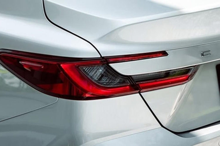 Có thể nói, Toyota Camry 2025 ở Đài Loan sở hữu ngoại hình như sự kết hợp giữa phiên bản Mỹ và Trung Quốc. Xe được trang bị lưới tản nhiệt hẹp nằm giữa hai cụm đèn pha và hốc gió hình thang cỡ lớn bên dưới. Bên cạnh đó là cụm đèn pha LED với 2 bóng nằm dọc và dải đèn LED định vị ban ngày hình chữ C.