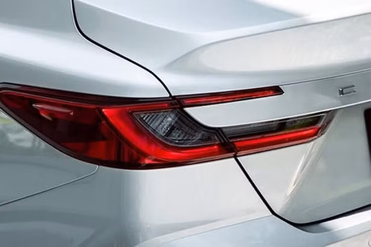 Có thể nói, Toyota Camry 2025 ở Đài Loan sở hữu ngoại hình như sự kết hợp giữa phiên bản Mỹ và Trung Quốc. Xe được trang bị lưới tản nhiệt hẹp nằm giữa hai cụm đèn pha và hốc gió hình thang cỡ lớn bên dưới. Bên cạnh đó là cụm đèn pha LED với 2 bóng nằm dọc và dải đèn LED định vị ban ngày hình chữ C.