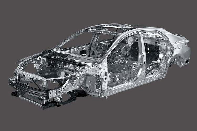 Cuối cùng là hệ truyền động hybrid với máy xăng 4 xi-lanh, dung tích 2.5L như trên nhưng đi với mô-tơ điện 3NM mạnh 88 mã lực/202 Nm và mô-tơ điện 4Nm mạnh 40 mã lực/121 Nm. Công suất tổng cộng của hệ truyền động này là 234 mã lực.