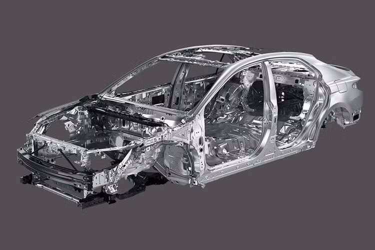 Cuối cùng là hệ truyền động hybrid với máy xăng 4 xi-lanh, dung tích 2.5L như trên nhưng đi với mô-tơ điện 3NM mạnh 88 mã lực/202 Nm và mô-tơ điện 4Nm mạnh 40 mã lực/121 Nm. Công suất tổng cộng của hệ truyền động này là 234 mã lực.