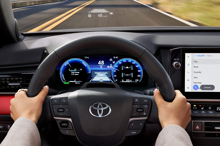 Những trang bị đáng chú ý của mẫu sedan hạng D này gồm có ghế lái chỉnh điện 8 hướng, bảng đồng hồ kỹ thuật số và màn hình cảm ứng trung tâm cùng có kích thước 12,3 inch, màn hình hiển thị thông tin kính lái HUD 10 inch, vô lăng tích hợp lẫy chuyển số thể thao, sạc điện thoại không dây chuẩn Qi