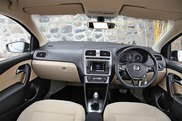 Bên trong xe, không gian nội thất được bố trí đơn giản, mang đến sự tiện lợi cho người sử dụng. Có ý kiến cho rằng nội thất của xe hơi nhàm chán, nhưng là một mẫu xe giá rẻ - Volkswagen Ameo Pace vẫn đáp ứng được đầy đủ mọi nhu cầu của người tiêu dùng hiện nay.