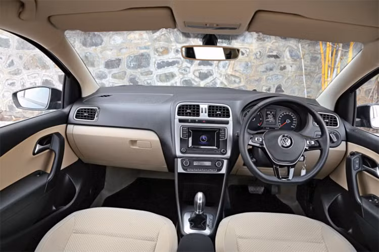 Bên trong xe, không gian nội thất được bố trí đơn giản, mang đến sự tiện lợi cho người sử dụng. Có ý kiến cho rằng nội thất của xe hơi nhàm chán, nhưng là một mẫu xe giá rẻ - Volkswagen Ameo Pace vẫn đáp ứng được đầy đủ mọi nhu cầu của người tiêu dùng hiện nay.