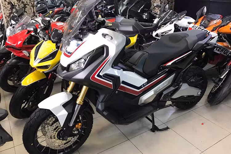 Chiếc siêu xe ga Honda X-ADV 2017 mới đầu tiên tại Việt Nam được một đại lý bán xe môtô phân khối lớn không chính hãng tại Sài Gòn nhập về, mẫu xe này sở hữu màu sơn trắng đen cùng một số chi tiết phối màu đỏ đầy ấn tượng. Theo đại diện của đại lý xe này cho biết, đây là chiếc đầu tiên có mặt tại TP HCM tính đến thời điểm hiện tại.