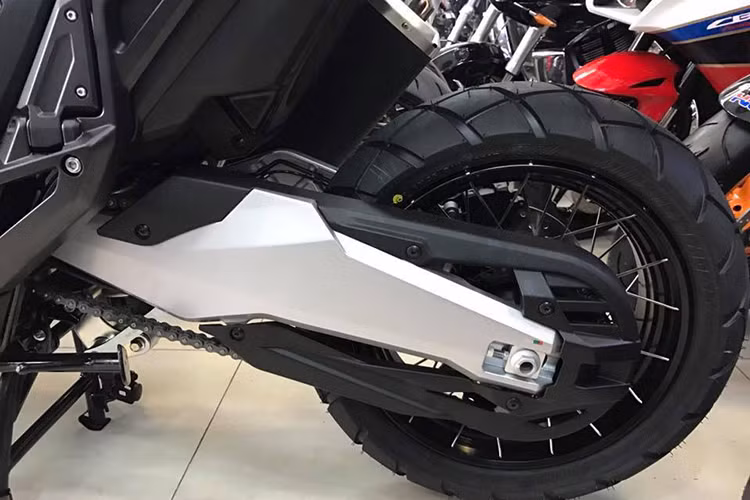 Các kích thước cơ bản của Honda X-ADV bao gồm chiều rộng 910 mm, yên cao 820 mm, chiều cao gầm 162 mm và trọng lượng 238 kg. Trong khi đó, bình xăng của xe có dung tích 13 lít. Sở hữu hộp số ly hợp kép, chiếc xe sẽ có 2 chế độ lái tự động là D và S, trong đó riêng chế độ thể thao S còn có tới 3 cấp độ khác nhau. Ngoài ra, người lái cũng có thể lựa chọn chế độ MT, cho phép chuyển số bằng nút bấm.