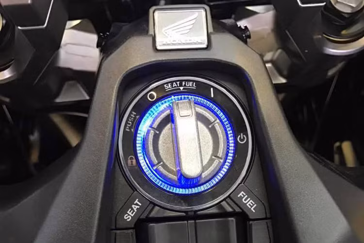 Giống như nhiều mẫu xe tay ga cao cấp của Honda, X-ADV cũng được trang bị hệ thống khóa thông minh Smartkey. Dù có thiết kế góc cạnh hơn nhưng hệ thống này hoạt động không khác gì bộ Smartkey trên các dòng xe khác của Honda như SH với nút mở yên, nắp xăng và khả năng khởi động máy chỉ bằng cách cầm theo chìa khóa.