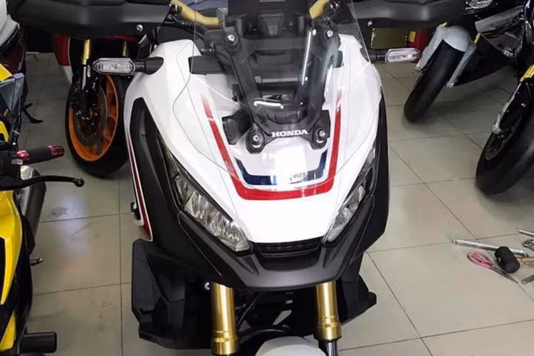 Honda X-ADV là mẫu xe tay ga với thiết kế táo bạo, "lai" giữa 2 dòng xe là scooter trong thành thị và adventure địa hình. Tên gọi của của chiếc xe cũng thể hiện khá rõ ý tưởng này với chữ X mang ý nghĩa là "điểm giao nhau" của 2 kiểu dáng xe và "ADV" là viết tắt của "Adventure". Giống như phiên bản concept, chiếc xe có kính chắn gió lớn ở phía trước với khả năng điều chỉnh được chiều cao.