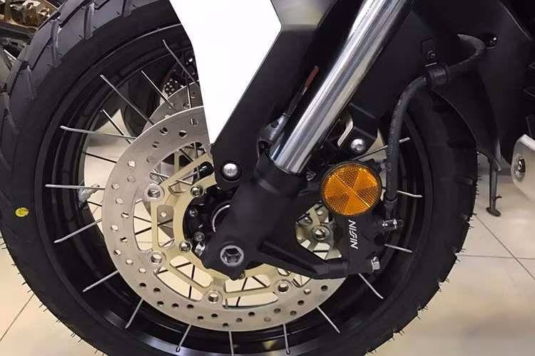 Để có thể dễ dàng vượt qua những vùng nước ngập, ống xả của xe đã được đặt khá cao. So với bánh trước, bánh sau của X-ADV đã được giảm đường kính xuống chỉ còn 15 inch và vẫn sử dụng vành nan không săm. So với phiên bản concept, chắn bùn sau của X-ADV bản thương mại đã được kéo dài hơn giúp xe chạy trên nhiều địa hình ổn định và không té bẩn.