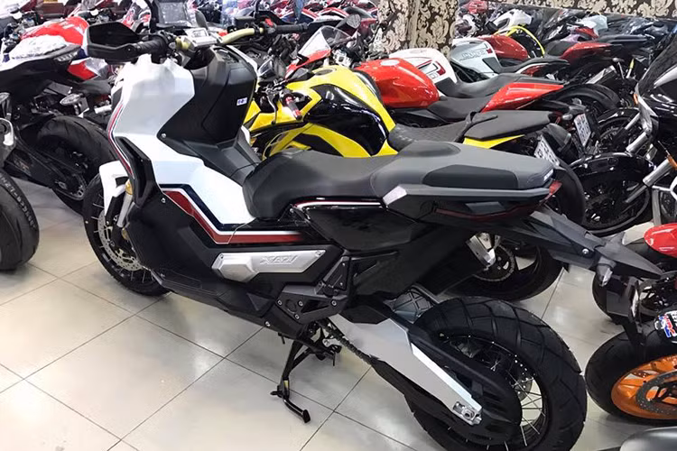 Honda X-ADV sở hữu khối động cơ xy-lanh đôi song song, làm mát bằng dung dịch, dung tích 745 cc và hộp số ly hợp kép lấy từ NC700/750. Động cơ tạo ra công suất tối đa 54 mã lực tại vòng tua máy 6.250 vòng/phút và mô-men xoắn cực đại 68 Nm tại vòng tua máy 4.750 vòng/phút. Động cơ tiêu thụ lượng nhiên liệu trung bình 3,64 lít.