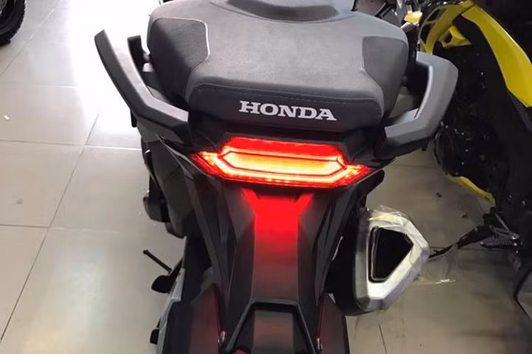 Những mảng thân xe vuông vức, góc cạnh khiến cho X-ADV trông cực "ngầu" và khỏe khoắn khi nhìn từ phía hai bên thân xe. Yên xe dạng liền mêm với phần ngồi dau khá cao, trước thấp. Cụm đèn pha và hậu thiết kế dạng led đầy cá tính khiến chiếc xe trông như vừa "tới từ tương lai". Tuy nhiên, trọng lượng của mẫu siêu xe tay ga Honda X-ADV mới này khá nặng, lên tới 238 kg.