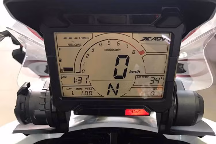 Thay vì màn hình màu, bảng đồng hồ trên mẫu siêu xe ga X-ADV phiên bản thương mại đã được chuyển sang dạng đen trắng để giảm giá thành sản xuất. Bên dưới vẫn là một bảng đèn báo hiệu nhỏ. Chiếc xe có tay lái cao của Taper, đem tới tư thế ngồi thẳng lưng thoải mái như một mẫu xe "cào cào", enduro hay adventure truyền thống.