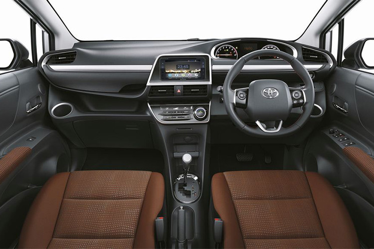 Ở khoang nội thất, Sienta được trang bị vô-lăng bọc da, chìa khóa thông minh, hệ thống điều hòa tự động, hệ thống thông tin giải trí với màn hình cảm ứng DVD-AVX 6.9 inch hoặc 7 inch, kết nối với Bluetooth, HDMI, hệ thống định vị GPS hoặc tuỳ chọn camera lùi…