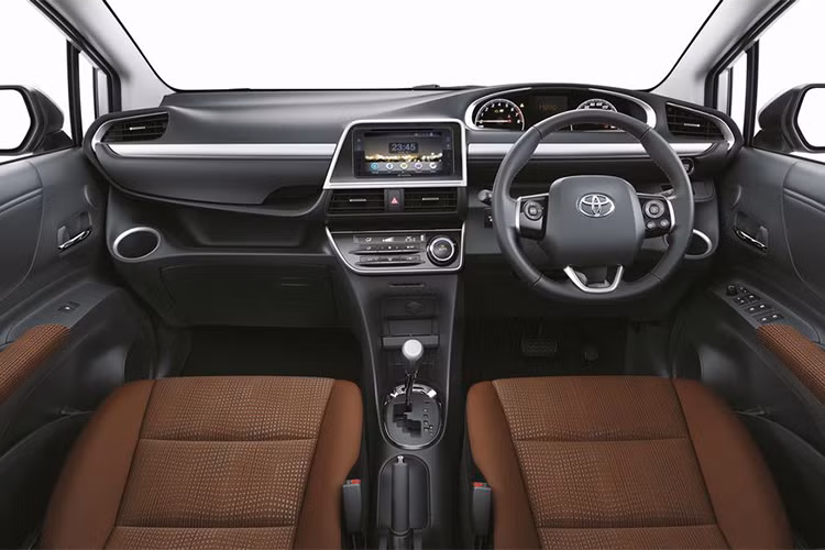 Ở khoang nội thất, Sienta được trang bị vô-lăng bọc da, chìa khóa thông minh, hệ thống điều hòa tự động, hệ thống thông tin giải trí với màn hình cảm ứng DVD-AVX 6.9 inch hoặc 7 inch, kết nối với Bluetooth, HDMI, hệ thống định vị GPS hoặc tuỳ chọn camera lùi…