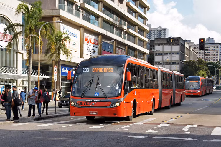 Ngoài ra, với cấu tạo khớp nối, Gran Artic 300 nhìn giống tàu hỏa hơn là một chiếc xe bus thông thường về cả hoạt động bán vé, các điểm dừng và lịch trình - tuy nhiên nó cũng gần gũi hơn và tiện dụng hơn nhiều so với phương tiên chạy trên đường ray.