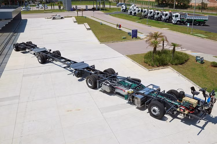 Chiếc xe bus đã có dịp ra mắt tại hội chợ FetransRio diễn ra ở Rio De Janeiro cách đây không lâu. Đây không phải mẫu xe bus khớp nối đầu tiên mà Volvo sản xuất. Công ty từng sử dụng kiểu thiết kế này từ những năm 90 nhưng so với mẫu xe tiền nhiệm, Artic 300 có thể vận chuyển nhiều hơn 30 hành khách.