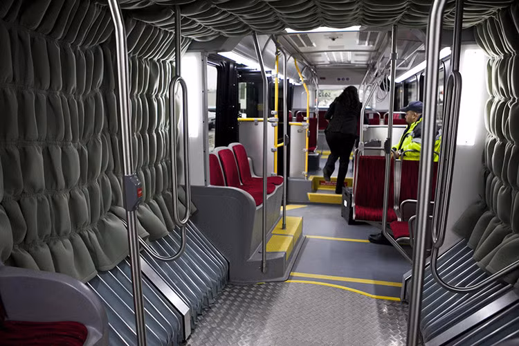 Bên trong mẫu xe này, có thể thấy nó khá rộng rãi, tiện lợi và đặc biệt phù hợp cho loại hình giao thông công cộng ở những thành phố lớn đông dân.