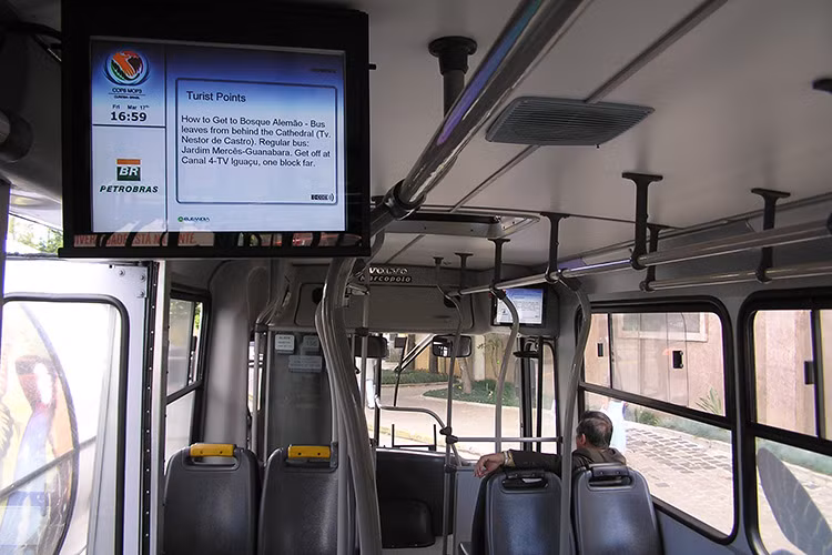 Trên xe, ngoài các hàng ghế, các chỗ đứng... còn được trang bị hệ thống kiểm tra vé tự động giúp người dùng dễ dàng sử dụng. Các màn hình tivi lớn cũng được trang bị trên xe, ngoài việc thống báo lịch trình các tuyến còn mang tính giải trí cho các hành khách.
