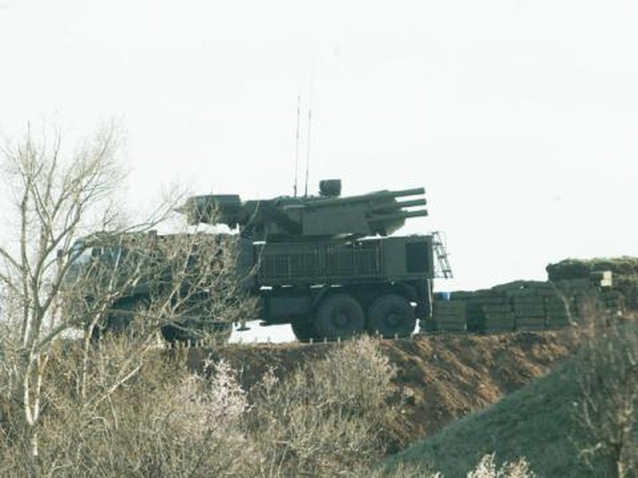 Nếu căn cứ vào thành tích của Pantsir-S1 thì không hề khó hiểu nếu Saudi chọn vũ khí này thay cho nhiệm vụ của PAC-3 dù tầm bắn rất khác nhau. Ảnh trong bài: Hệ thống Pantsir-S1.